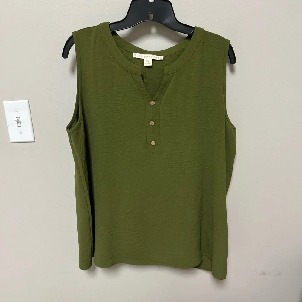 Good Days Only Olive Green Sleeveless Top XL Henley Button Casual Blouse - Picture 3 of 5